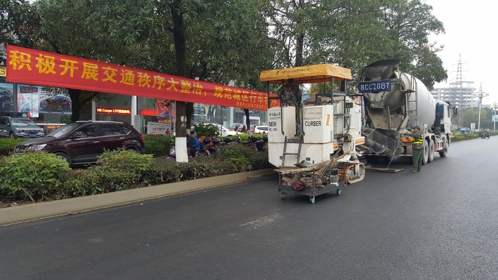 為什么說(shuō)路緣石滑模機(jī)是混凝土滑模攤鋪的好幫手呢？