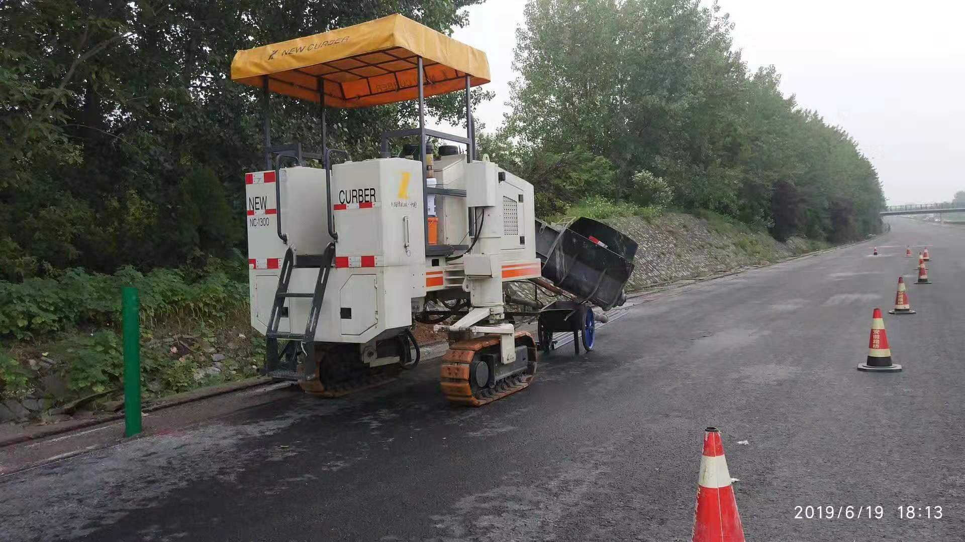 路緣石滑模機(jī)技術(shù)正在不斷創(chuàng)新，從而提高施工質(zhì)量及效率