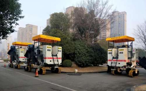 作為公路施工中的重要路面機(jī)械，混凝土路緣石滑模攤鋪機(jī)必須跟上時(shí)代步伐