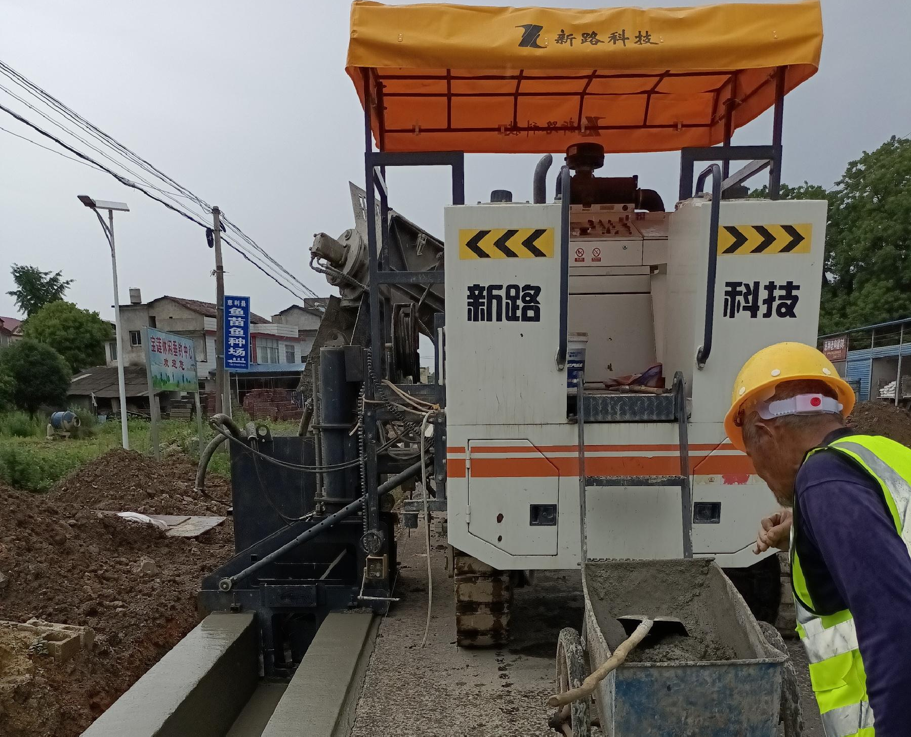 G353慈利至張家界城區(qū)公路排水溝滑模一次性成型，滑模施工效率高