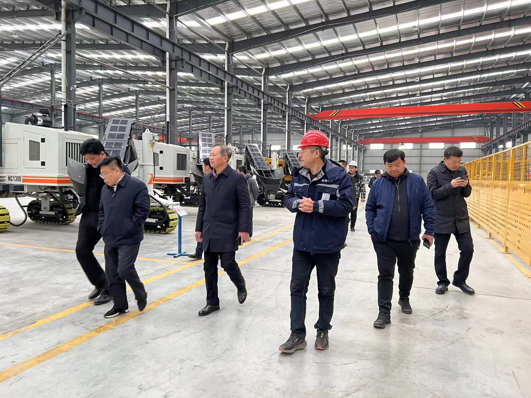 熱烈歡迎徐州市委市政府、淮海國際港務(wù)區(qū)、柳新鎮(zhèn)一行領(lǐng)導(dǎo)來我司參觀考察工作